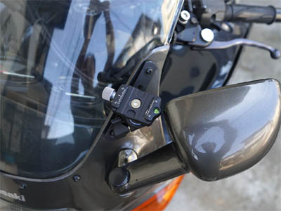 バイクのカウルにアクションカメラ（ビデオカメラ）取り付け用の雲台を設置して、サイドミラーを折り畳んだ状態