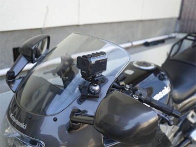Caméra d'action HDR-AS50 (caméra vidéo) fabriquée par SONY fixée au capot d'une moto