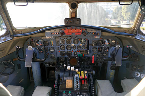 poste de pilotage du YS-11, divers instruments et manette de commande de l'avion