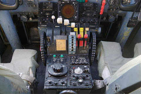 YS-11のコックピットの無線機、スタビライザートリムホイール、スピードブレーキ、スロットルレバー、フラップハンドル、ラダートリム、燃料制御装置