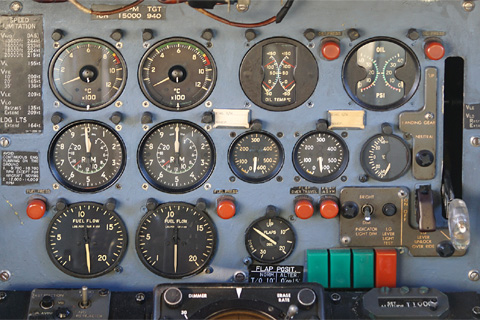 Instrumentos instalados no painel central do cockpit do YS-11