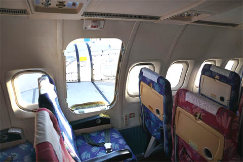 YS-11の機内の非常口が開いた状態の座席