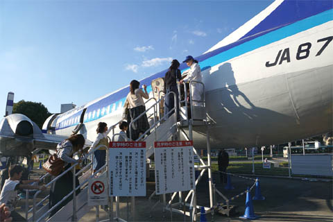 Tourists boarding YS-11 from the rear door