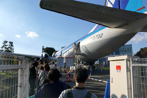 YS-11A-500R (JA8732) перед станцией в Японии