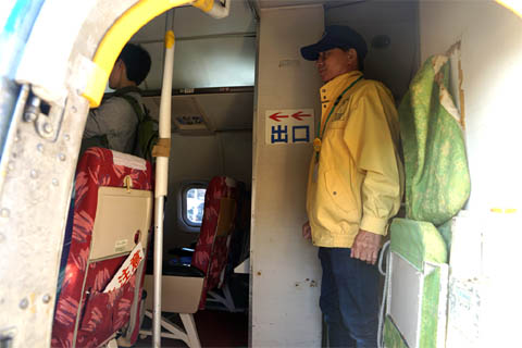 cabine de YS-11 visto da porta dos fundos