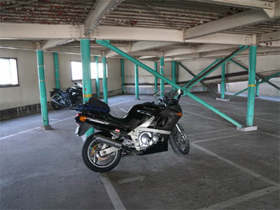 川口オートレース場のバイク駐輪場