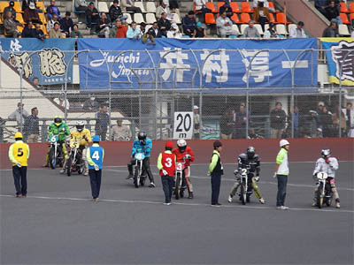 SG日本選手権オートレース３日目第４レース最終予選の発走前の整列