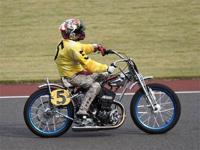 前田淳選手のカスタムペイントのヘルメットとグローブ