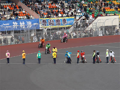 SG日本選手権オートレース３日目第６レース最終予選のスタートラインに整列するバイク