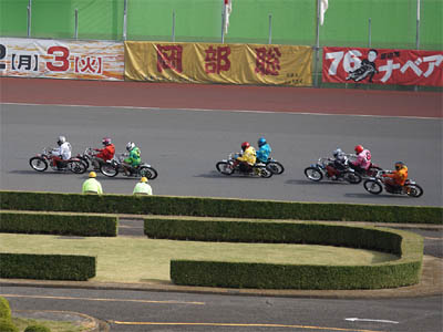 SG日本選手権オートレース３日目第６レース最終予選の１周目バックストレート
