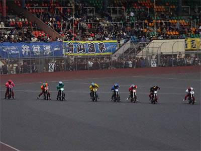SG日本選手権オートレース３日目第12レース「スーパーライダー戦」のオープンダッシュ