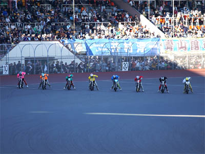 第47回SG日本選手権オートレースの最終日第10レースの特別一般Ａ戦のスタートシーン