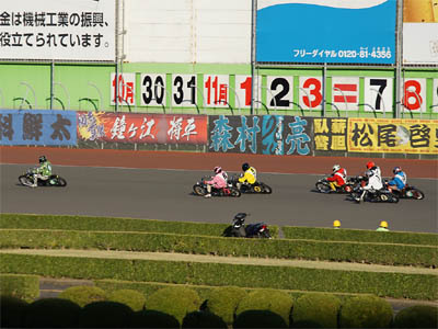 第47回SG日本選手権オートレースの最終日第11レース特別選抜戦のバックストレッチ