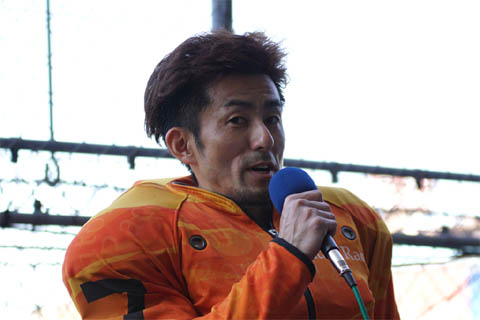 １着で優出して勝利者インタビューに答えるた山陽オートの松尾啓史