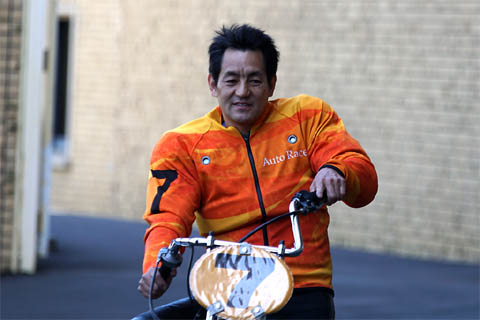 勝利者インタビューでスタンドに入る山陽オートのベテラン岡部聡選手
