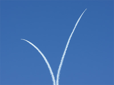 ブルーインパルスのVertical Cupidで背面飛行で弧を描くスモーク