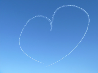 ブルーインパルスのVertical Cupidで上空に描かれたハートマーク