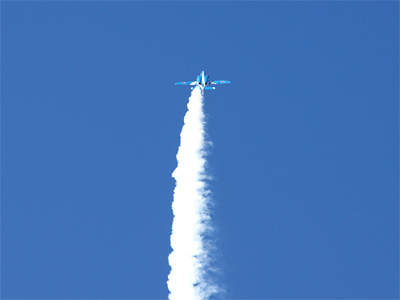 ブルーインパルスのループの頂点で背面飛行する機体
