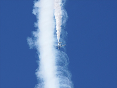 ブルーインパルスの360 and loopで上昇中に描いたスモークの奥に下降する機体