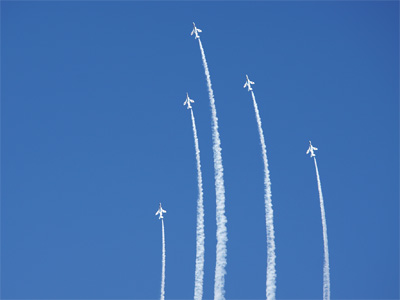 ブルーインパルスのWide to Delta Loopで上昇する 5つの機体