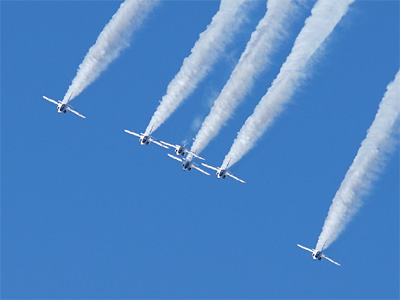 ブルーインパルスの正面から捕らえたブルーインパルスの 6機の機体