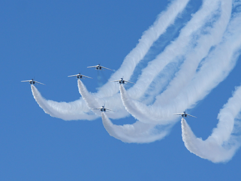 入曽多目的広場から見たブルーインパルスのベストショット、Phoenix Rollで真正面から捕らえた 6機の機体と青空に描くスモーク