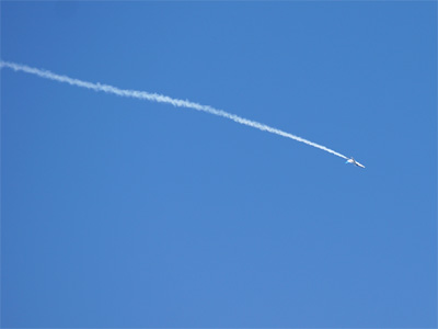 ブルーインパルスのVertical Cuban 8で左ロールして背面飛行の状態から垂直旋回の宙返りする５番機