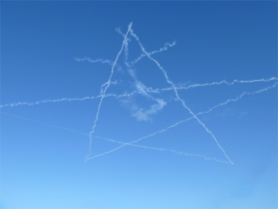 ブルーインパルスのStar and Crossで青空に描かれた白いスモークによる星型
