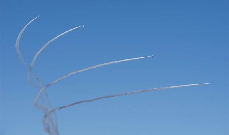 Rolling Combat Pitchで順番にロールするブルーインパルスの機体と青空に描かれた白いスモーク