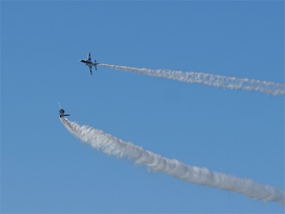 ブルーインパルスの演技飛行Cork Screwで最後で接近する 5番機と 6番機