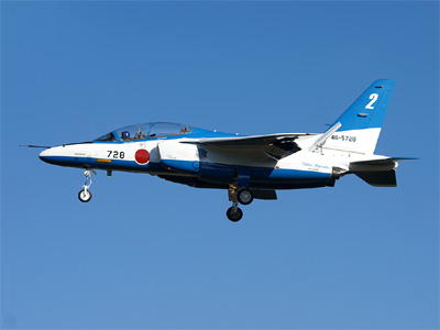 側面から見たブルーインパルスの2番機、左翼機(Left Wing)、吉田 翔 一尉の機体