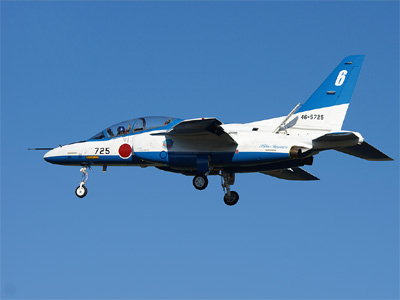 側面から見たブルーインパルスの6番機、第2単独機(Opposing Solo)、山﨑 雄太 一尉の機体