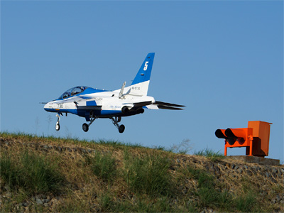 入間基地へ着陸するブルーインパルス 5番機の機体
