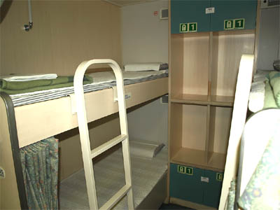 新日本海フェリー「らいらっく」の２等寝台の部屋にある二段ベッド