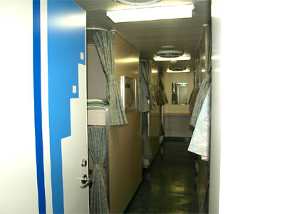 新日本海フェリー「らいらっく」の２等寝台の部屋の通路