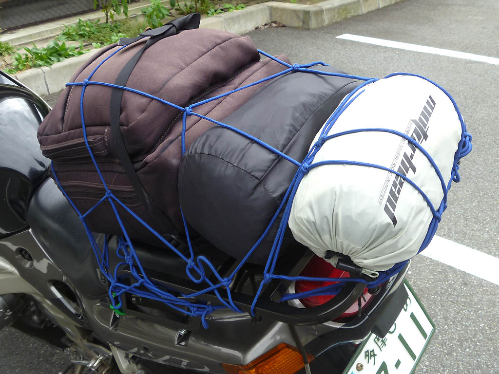 バイクに荷物を積む方法
