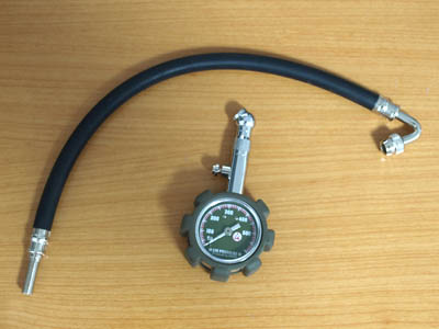 气压表和充气软管，用于调节摩托车轮胎的气压