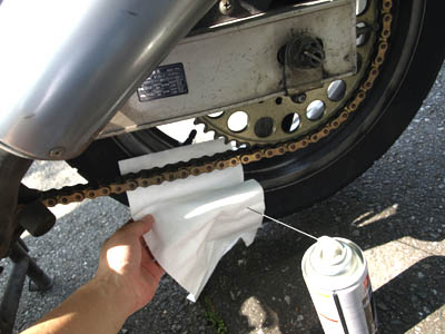 Limpie la cadena de la motocicleta con un limpiador.