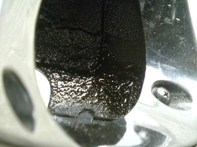 Ausgetretenes Motoröl in der unteren Motorhaube