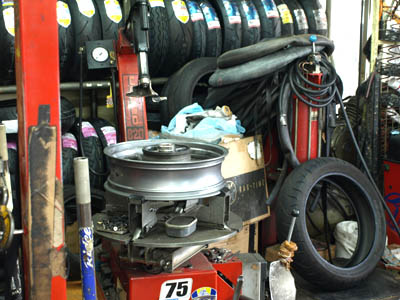 Roda ZZR400 removida para substituição de pneus