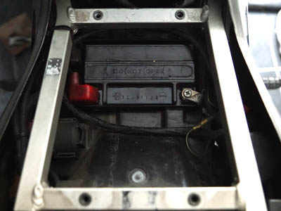 Bateria ZZR400 sob o estojo da bateria