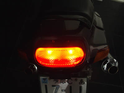 Lampu belakang ZZR400 sejurus selepas penggantian mentol
