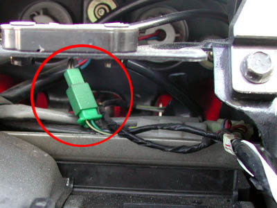 Memasang kabel lampu belakang di bawah tempat duduk motosikal