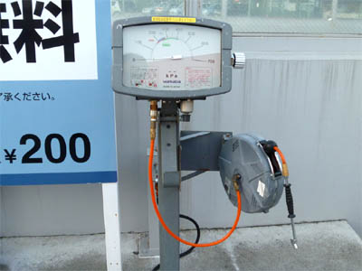 在日本加油站安装的拨号式充气机
