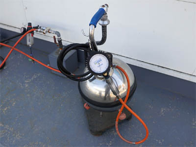 Inflador do tipo compressor instalado em postos de gasolina no Japão