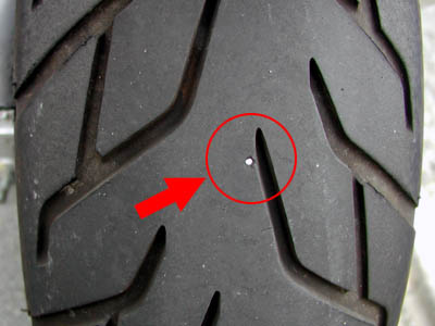 釘が刺さったバイクのタイヤ