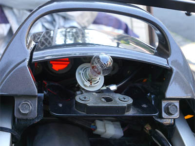 Soket lampu belakang ZZR400 dikeluarkan untuk penggantian cahaya