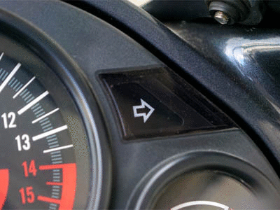 ウインカーのバルブ（ライト）が正常に点滅している場合のバイクのフロントパネルのウインカー表示