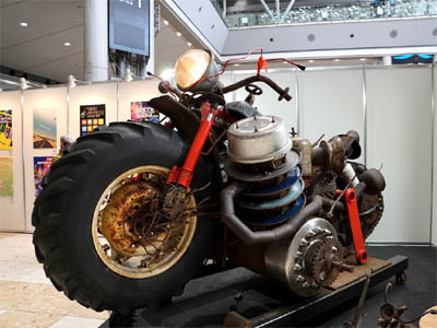 東京モーターサイクルショーの入り口に展示していた巨大なバイクのオブジェクト