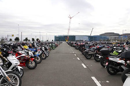 第43回東京モーターサイクルショーのバイク駐車場（駐輪場）